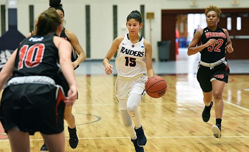 Jones drives past Warriors defenders on her way to 34 points in the win.