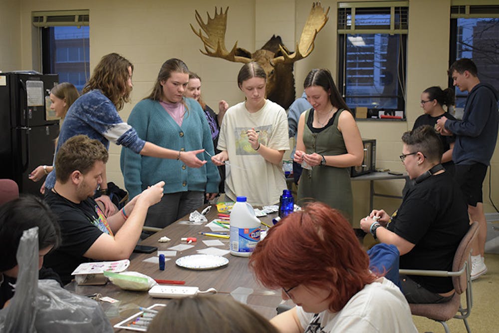 Chemistry club makes DIY art during craft night