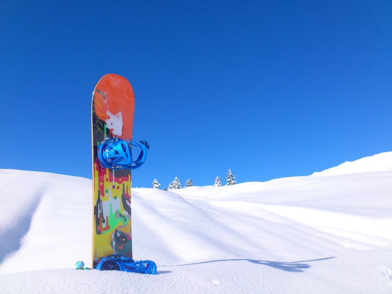 A snowboard planted in a slope | Courtesy: Rawpixel