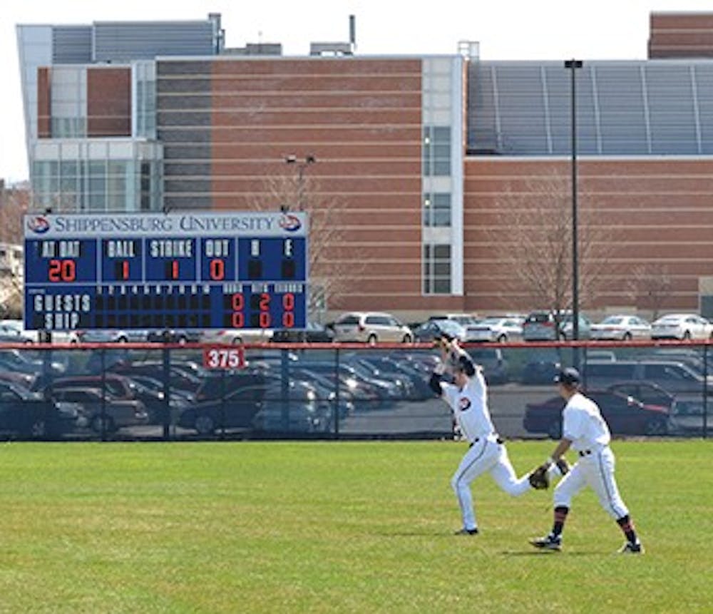 Baseball splits Sunday matchups with Marauders