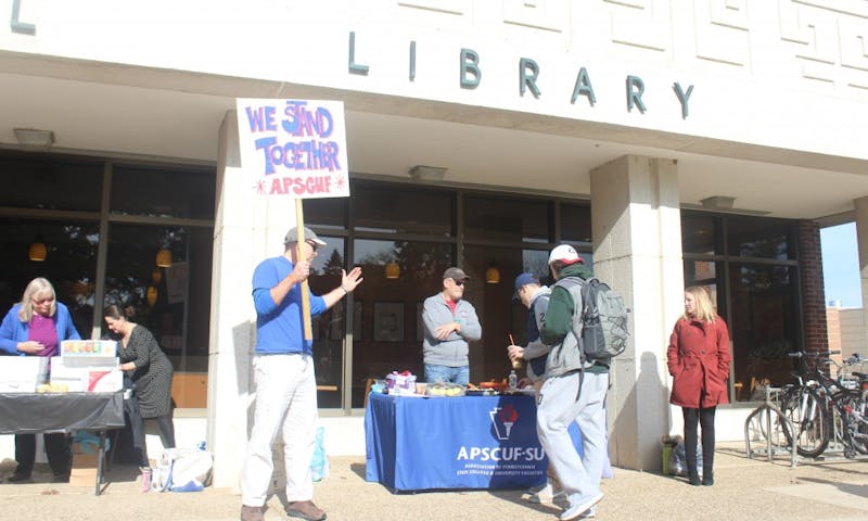 SU faculty call students ov er to their tables for fresh sweets and fruits.