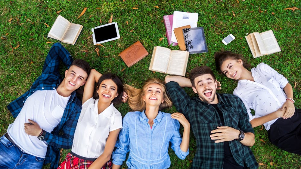 4 ways to keep in touch with college friends this summer