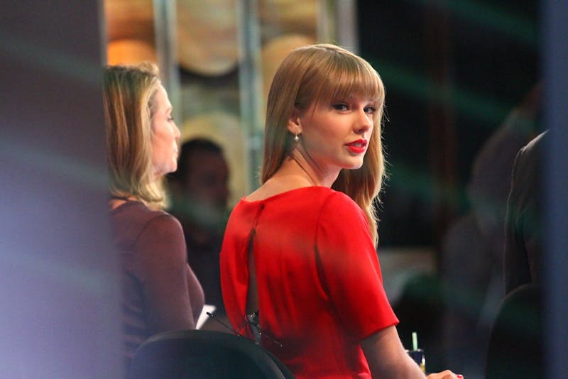 Taylor Swift on Good Morning America for the launching of her Red Album.