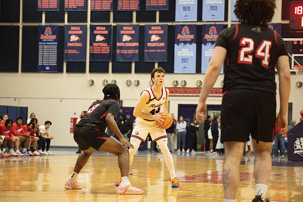 Men’s basketball dominates Mansfield on Senior Day