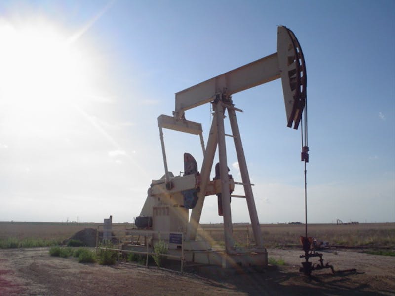 A pumpjack in Texas. Flcelloguy/ Wikimedia Commons