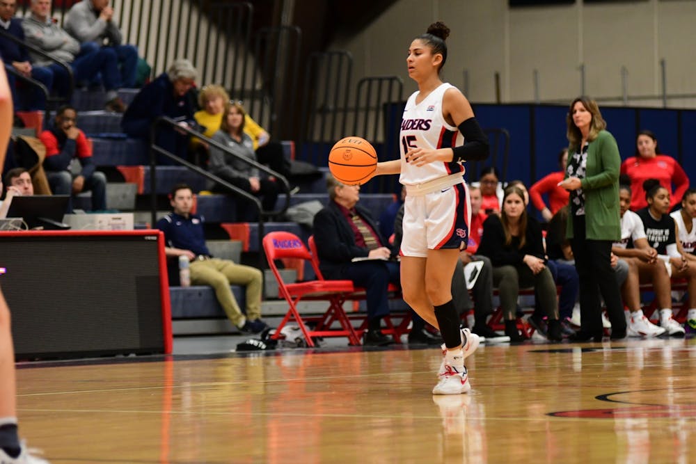 Women´s basketball wins highlighted by Ariel Jones´ records