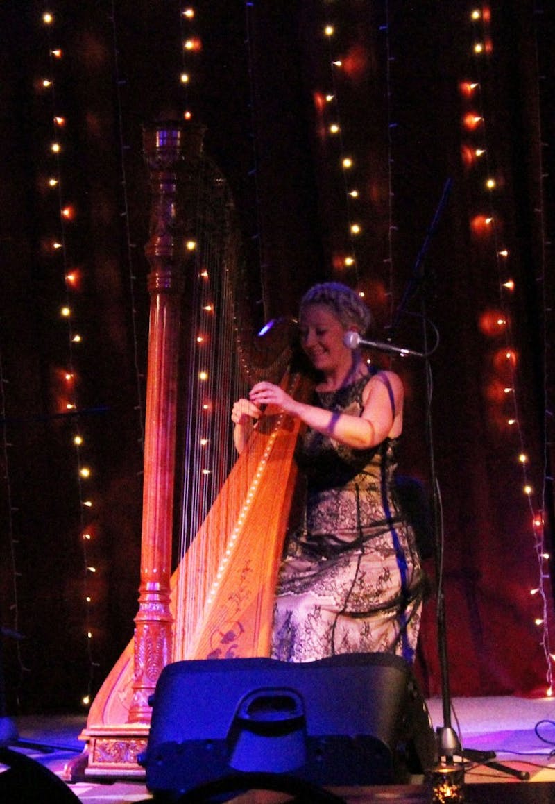 Timbre members unite as they simultaneously play the harp.