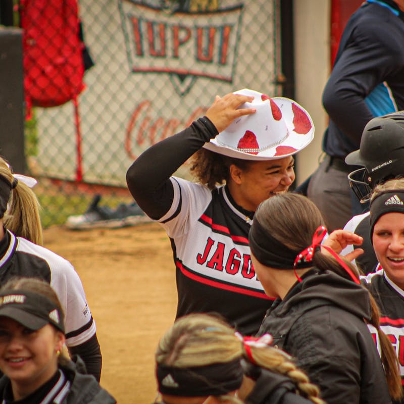 Jags Softball Split a Doubleheader with the Colonials