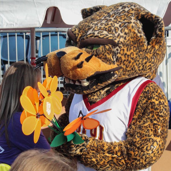 Jawz hands out flowers in support of the Alzheimer's Association