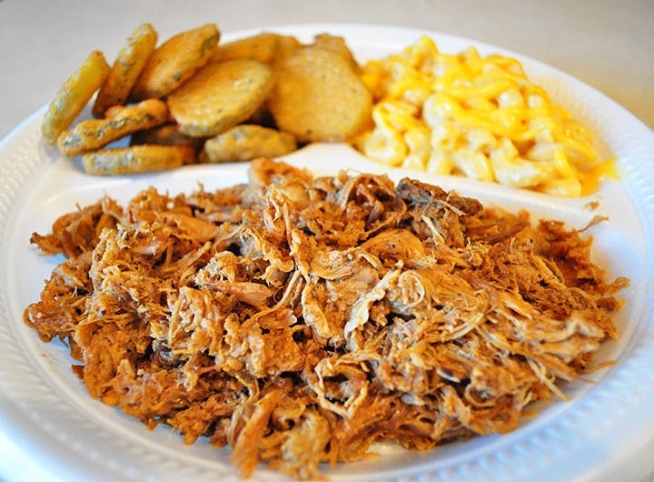Pulled pork plate with fried pickle chips and mac'n'cheese