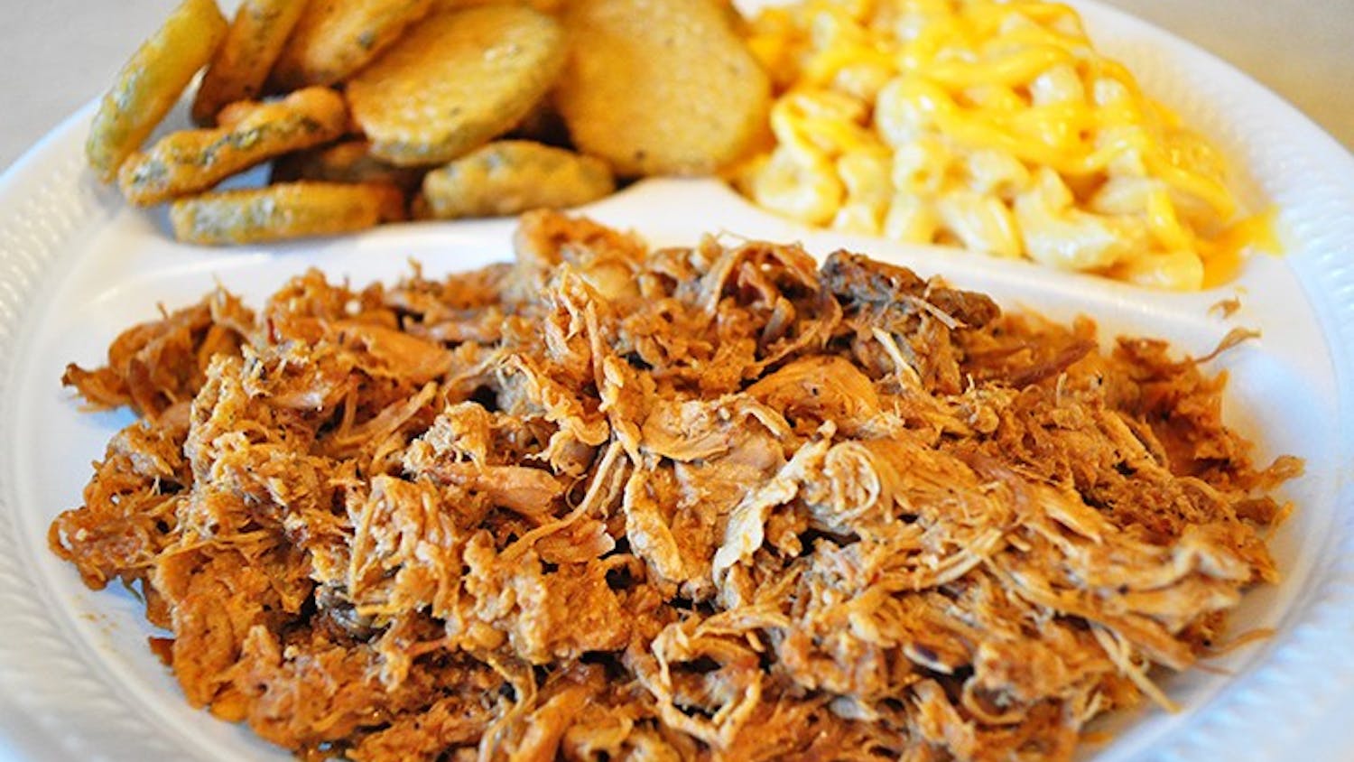 Pulled pork plate with fried pickle chips and mac'n'cheese