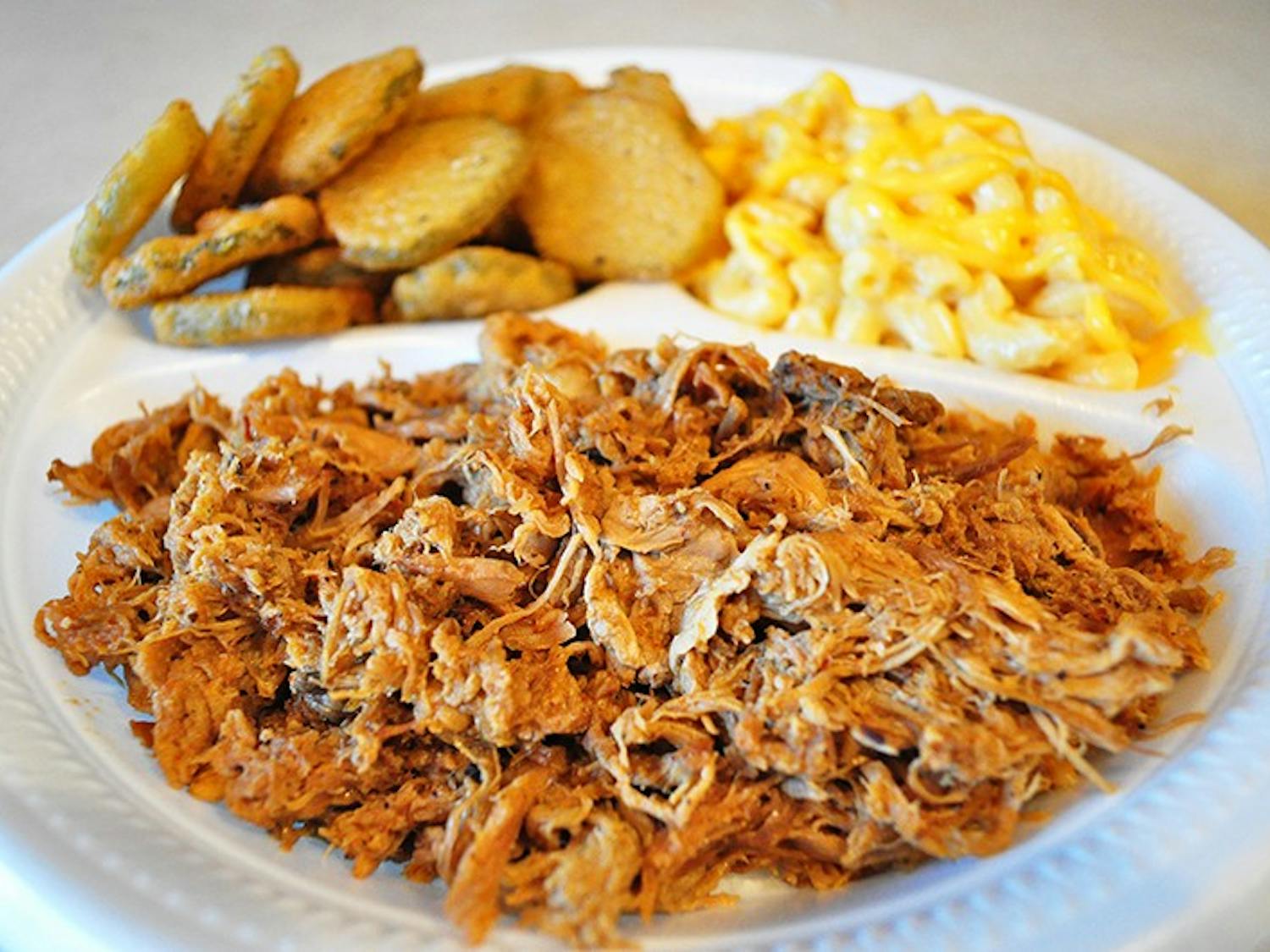 Pulled pork plate with fried pickle chips and mac'n'cheese