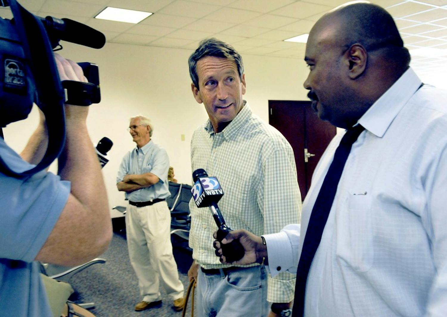 South Carolina Gov. Mark Sanford talks with reporters after his flight from London, England landed at Charlotte Douglas international Airport in Charlotte, North Carolina, Wednesday, August 5, 2009. (John D. Simmons/Charlotte Observer/MCT)