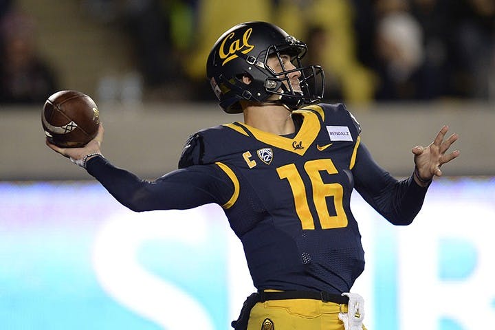 California quarterback Jared Goff (16) throws a pass against Oregon State in the second quarter at Memorial Stadium in Berkeley, Calif., on Saturday, Nov. 14, 2015. (Jose Carlos Fajardo/Bay Area News Group/TNS)