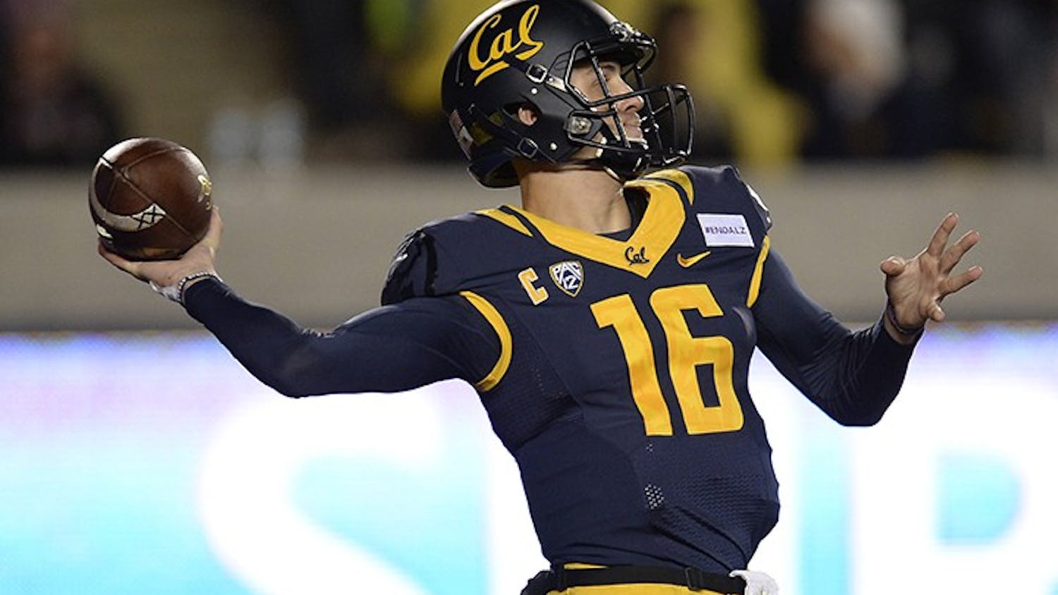 California quarterback Jared Goff (16) throws a pass against Oregon State in the second quarter at Memorial Stadium in Berkeley, Calif., on Saturday, Nov. 14, 2015. (Jose Carlos Fajardo/Bay Area News Group/TNS)