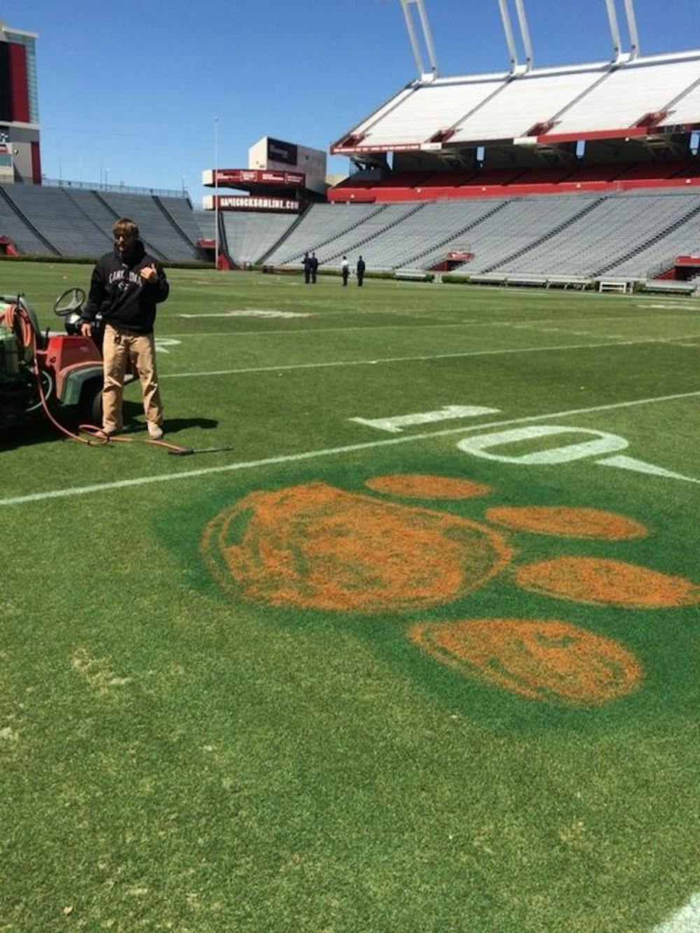 	<p><span class="caps">USC</span> strength and conditioning coach Joe Connolly posted this photo of the tiger paw, whose creator is not yet known, on Twitter Thursday.</p>