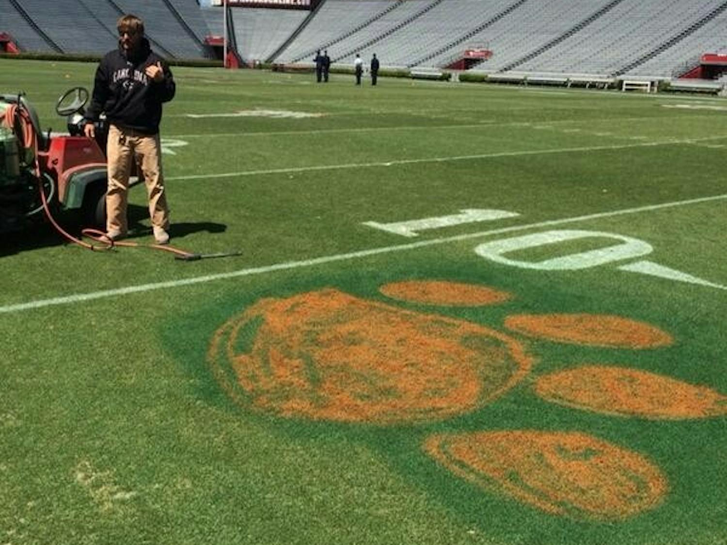 	USC strength and conditioning coach Joe Connolly posted this photo of the tiger paw, whose creator is not yet known, on Twitter Thursday.