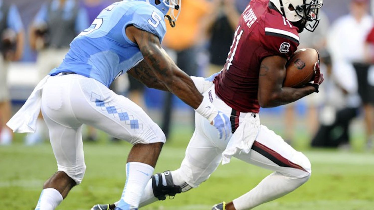 South Carolina wide receiver Pharoh Cooper (11) runs past North Carolina&apos;s Juval Mollette (5) on his way to a 9-yard touchdown during the first half in the Belk College Kickoff at Bank of America Stadium in Charlotte, N.C., on Thursday, Sept. 3, 2015. (David T. Foster III/Charlotte Observer/TNS)