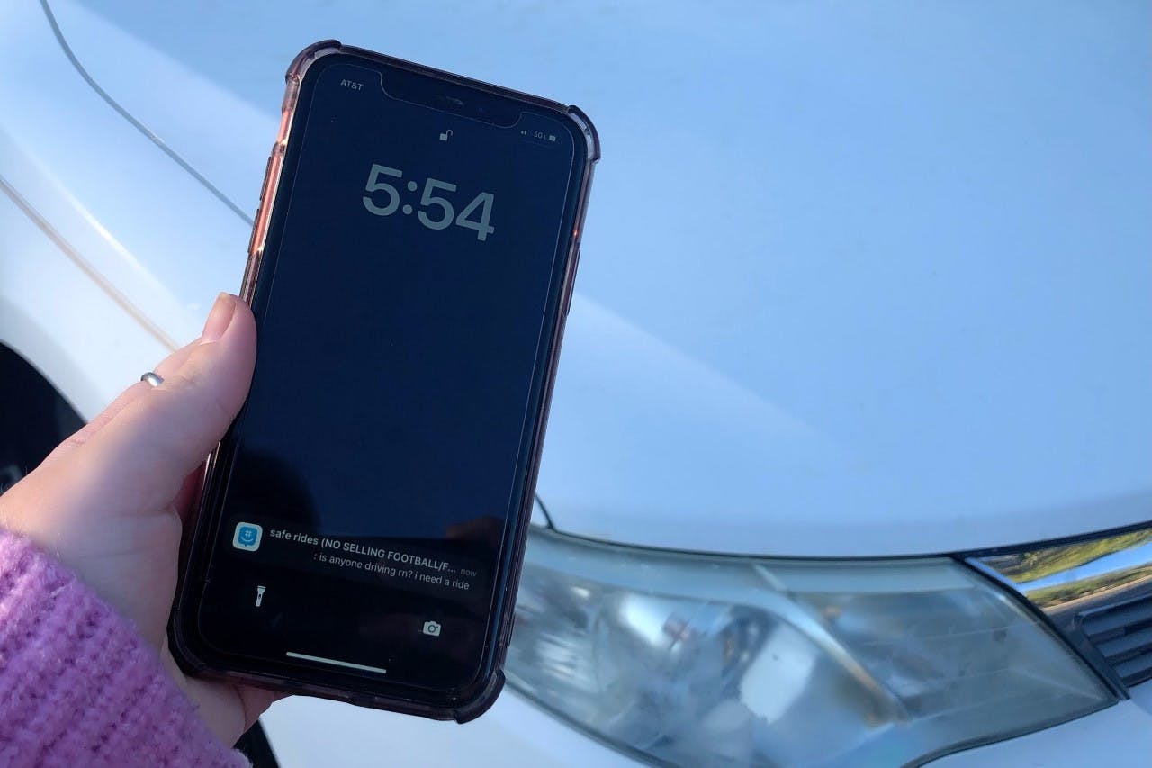 A phone with a message from the "safe rides" GroupMe. The group chat provides predominantly USC female students with transportation from their peers.