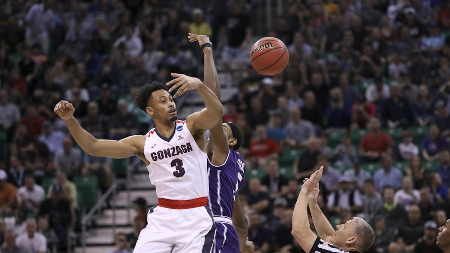 Gonzaga&apos;s Johnathan Williams (3) gets the tip-off over Northwestern&apos;s Dererk Pardon during the first half in the second round of the NCAA Tournament at Vivint Smart Home Arena in Salt Lake City on Saturday, March 18, 2017. Gonzaga advanced, 79-73. (Armando L. Sanchez/Chicago Tribune/TNS)