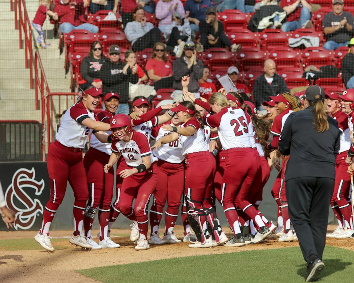 The Gamecock softball team winded up the weekend winning the last three games of the Carolina Classic, beating George Washington, Western Kentucky and Campbell. The Gamecocks had the largest lead against Western Kentucky, with sophomore outfielder Marissa Gonzalez hitting a grand slam and fifth-year outfielder Haley Simpson hitting an additional home run in the second inning. South Carolina found itself struggling to make much headway against Campbell, only beating it 2-1.