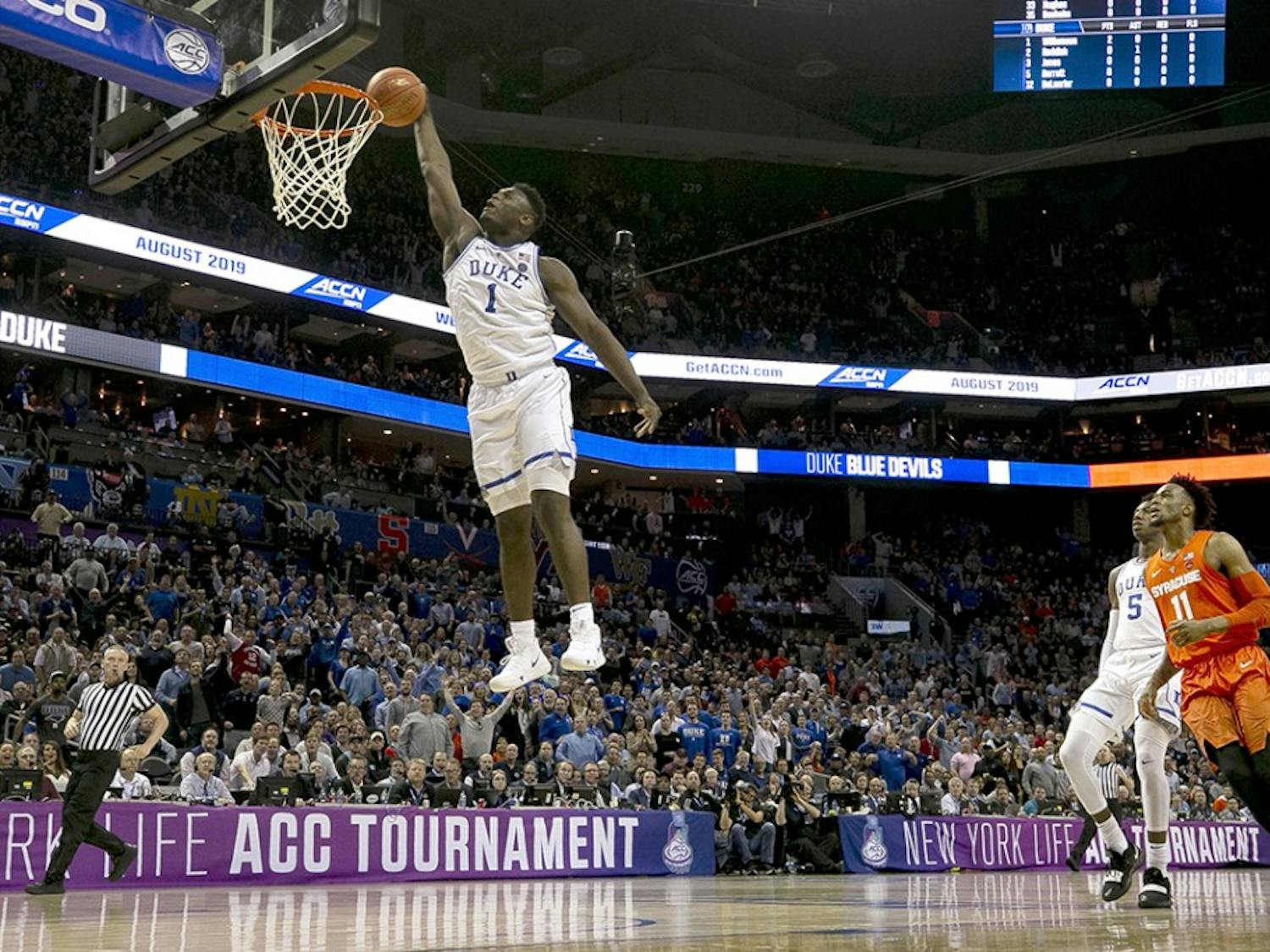 Duke's Zion Williamson (1) glides to the basket for a dunk in the opening minutes of play against Syracuse in the quarterfinals of the ACC Tournament at the Specturm Center in Charlotte, N.C., on Thursday, March 14, 2019. (Robert Willett/Raleigh News & Observer/TNS)