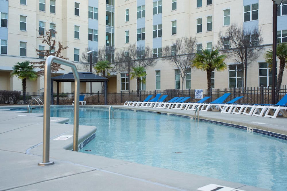 <p>A pool with several while and blue chairs sits at 650 Lincoln, a university affiliated apartment, on March 10, 2024. The Daily ɫɫƵ interviewed 20 ɫɫƵs from Park Place and 650 Lincoln to get their thoughts on these building's amenities.</p>