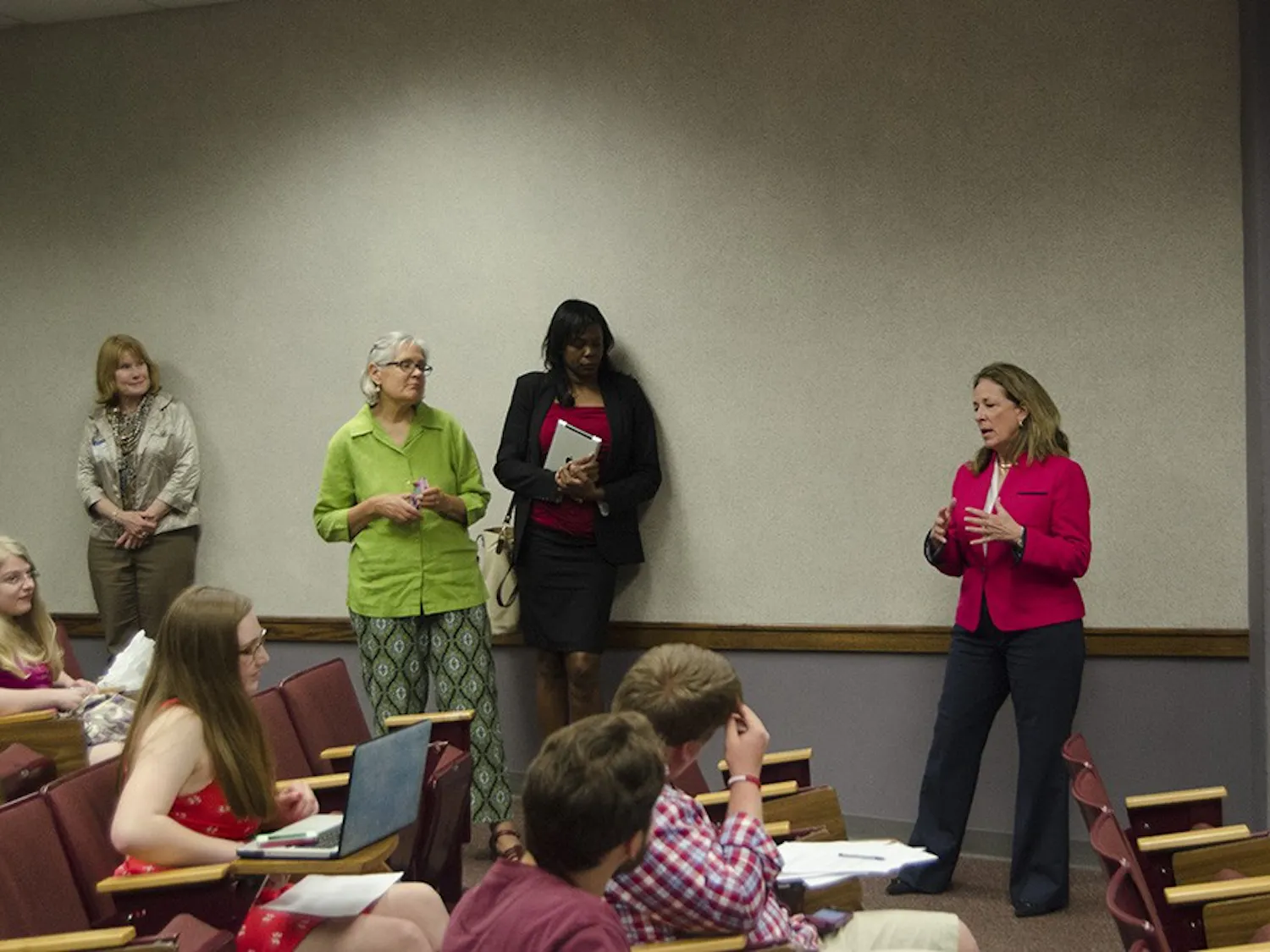 Elizabeth Colbert Busch talks to students making phone calls on behalf of her campaign.