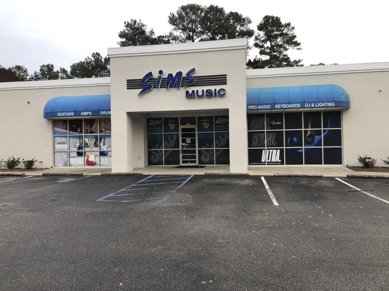A picture of the outside of Sims Music. Sims sells a wide variety of instruments, hosts private music lessons and repairs instruments for the Columbia community.&nbsp;