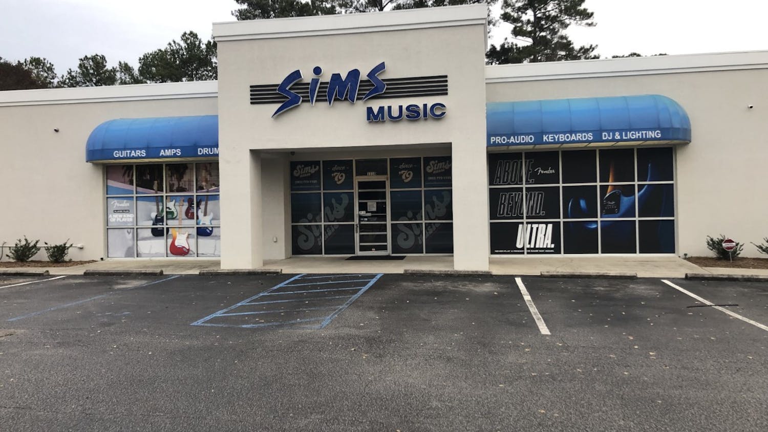 A picture of the outside of Sims Music. Sims sells a wide variety of instruments, hosts private music lessons and repairs instruments for the Columbia community. 