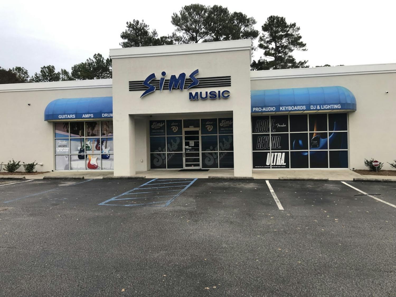 A picture of the outside of Sims Music. Sims sells a wide variety of instruments, hosts private music lessons and repairs instruments for the Columbia community. 
