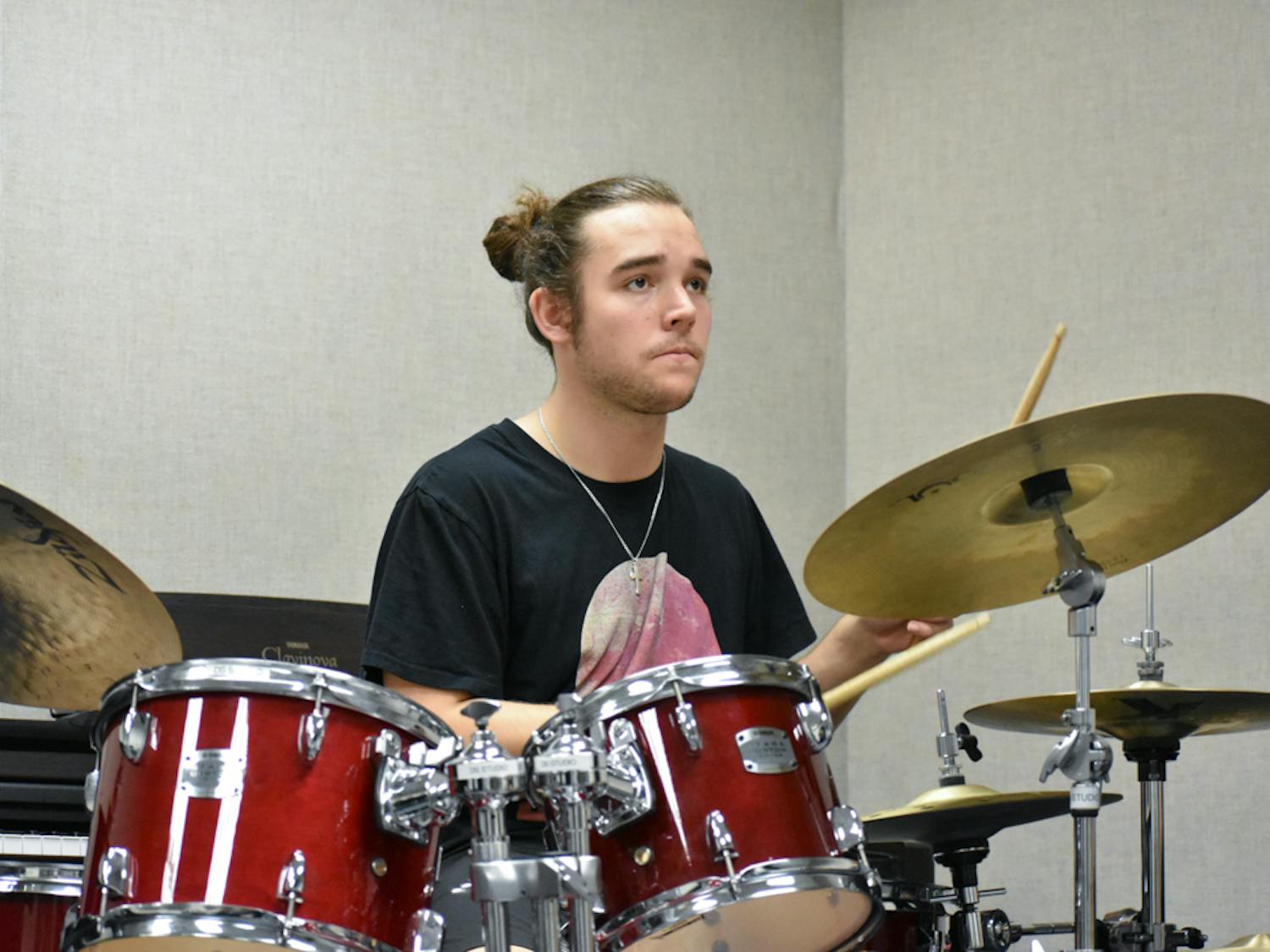 Second-year music industry studies student Nick Guzman plays the drum set during the ensemble’s rehearsal of “Santeria” by Sublime. Students in USC’s School of Music’s commercial music ensemble class said they have found comfort in performing and playing music as an outlet for creative therapy.