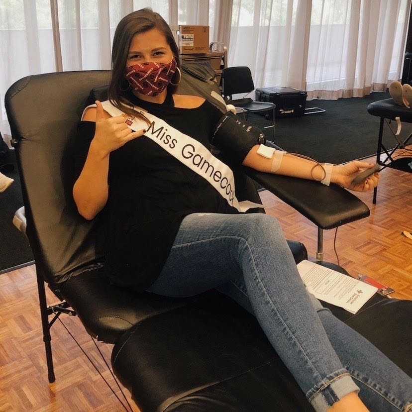 Miss Gamecock and third-year mass communications student Callie Farrell donates blood.&nbsp;