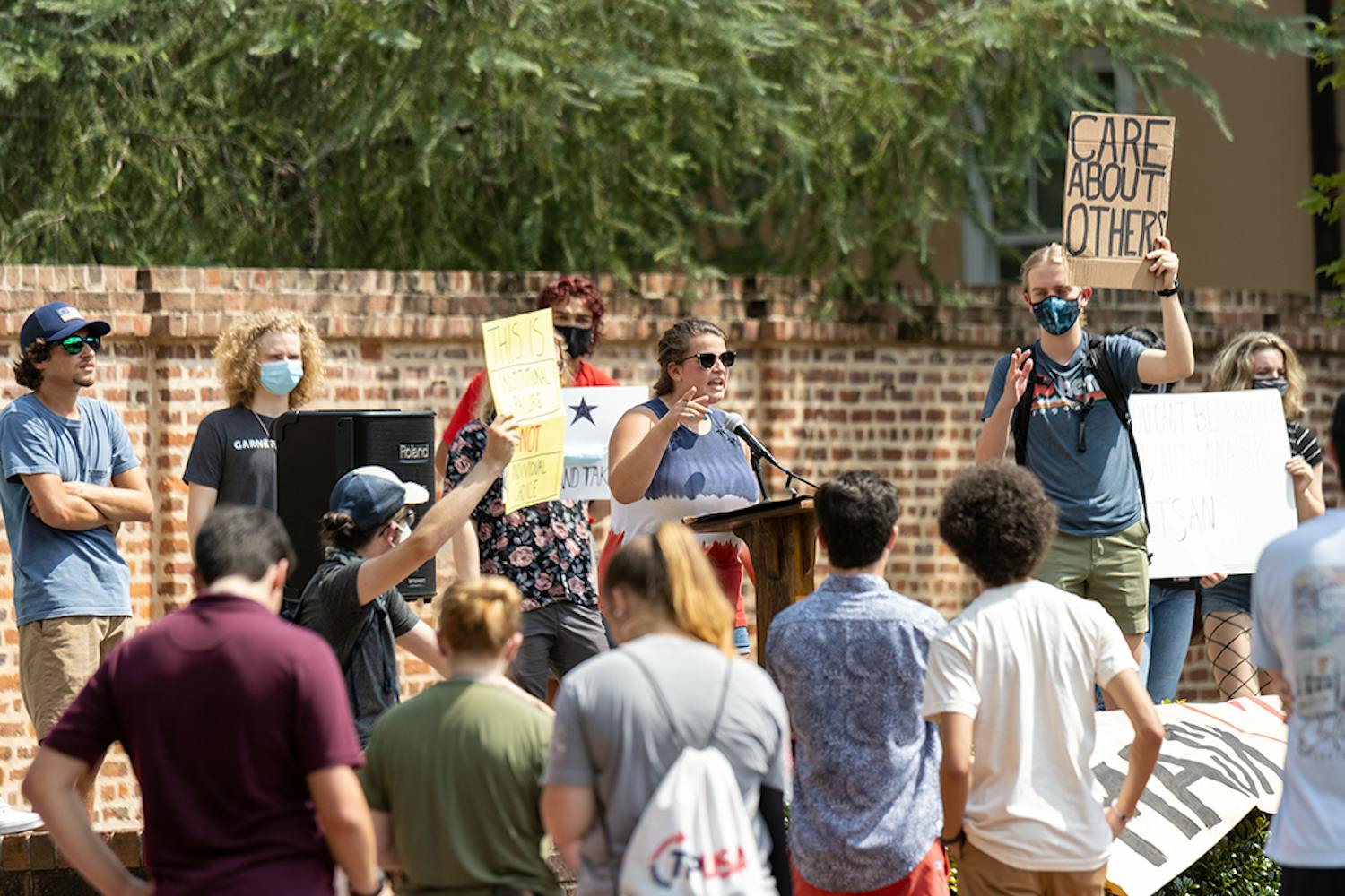 Members of the 鶹С򽴫ý Turning Point USA chapter on Greene Street give speeches on their stance on the mask mandate. The Carolina Socialists counterprotested the speakers with their own opinions.&nbsp;