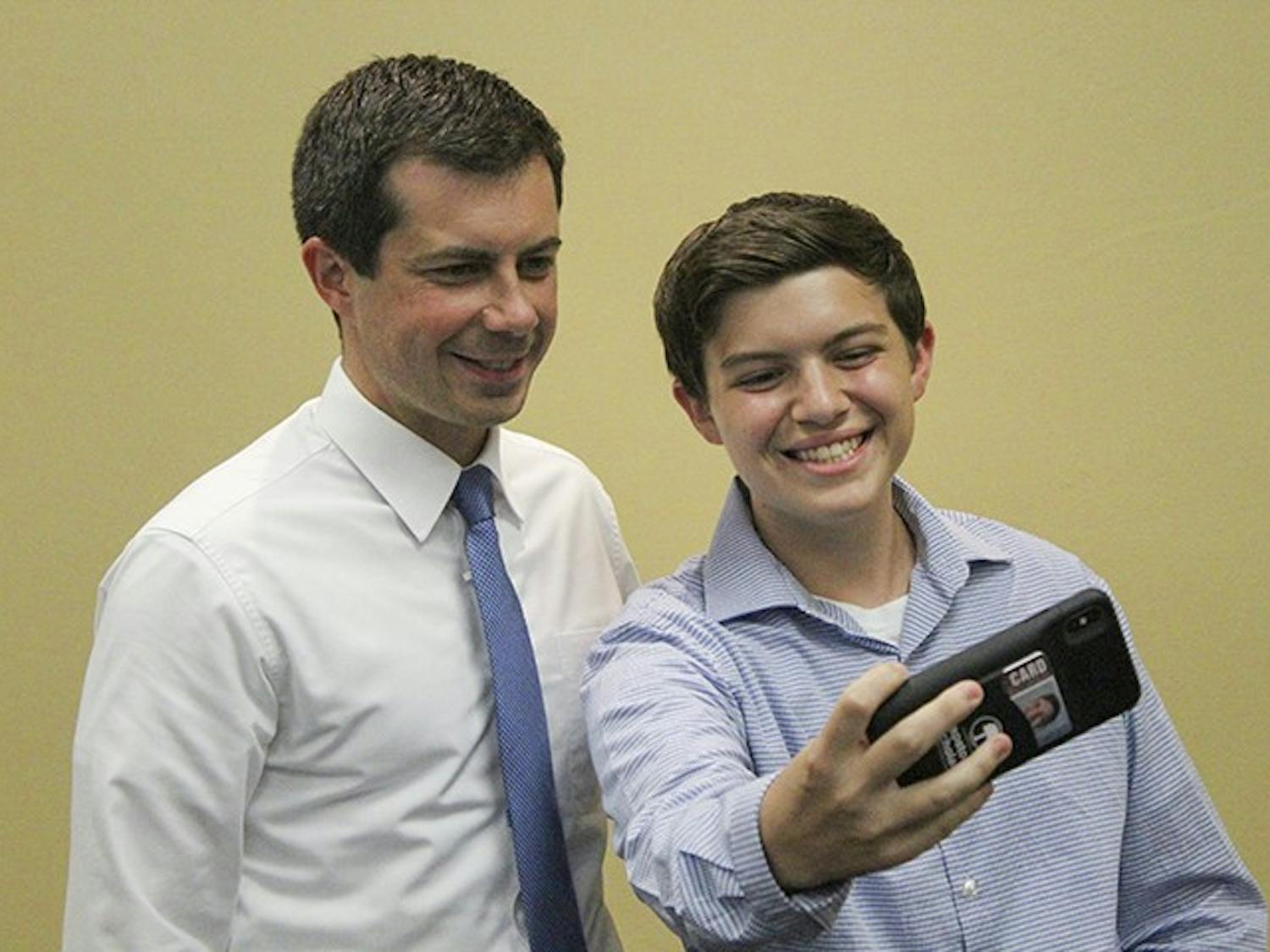 First-year business major Hayden Shipley takes a selfie with democratic presidential candidate Pete Buttegieg 