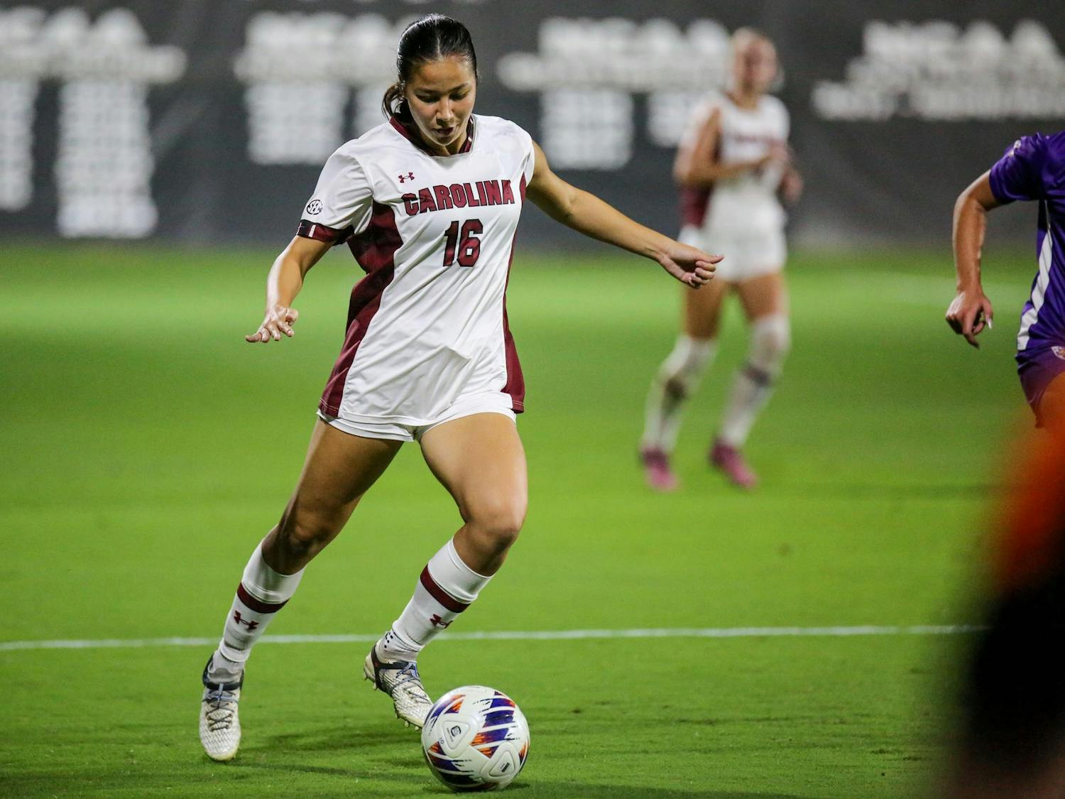 Freshman forward and midfielder Autumn Cayelli carries the ball during South Carolina’s match against LSU at Stone Stadium on Oct. 5, 2023. The Gamecocks beat the Tigers 1-0.