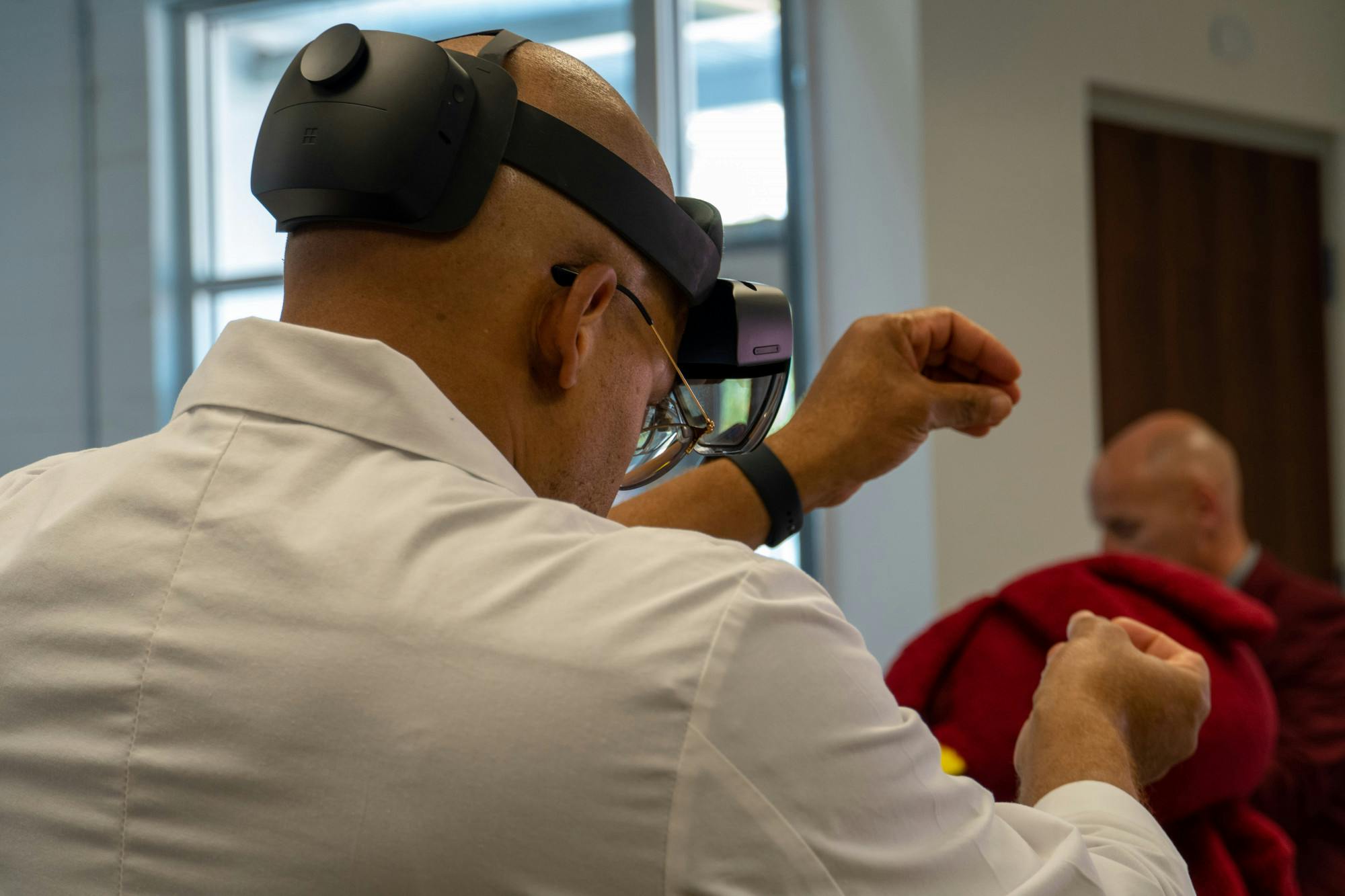 Assistant Professor of the School of Nursing Dwayne Alleyne leads a demonstration on performing surgeries using virtual technology on Sept. 16, 2022. Verizon has partnered with USC labs aiming to provide students with valuable experiences with industry-standard technology.&nbsp;