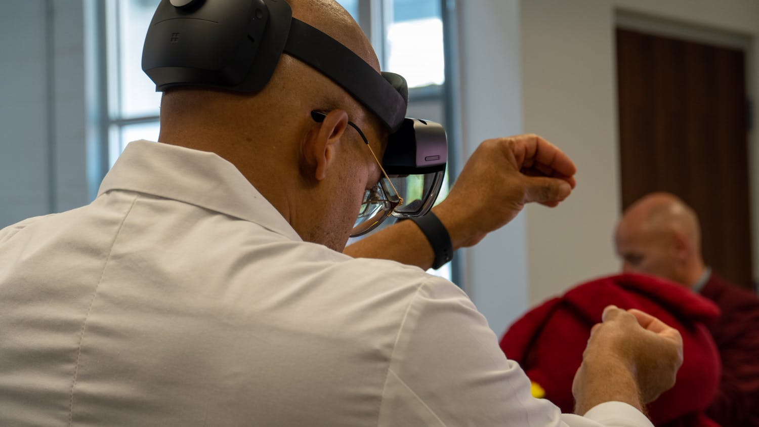 Assistant Professor of the School of Nursing Dwayne Alleyne leads a demonstration on performing surgeries using virtual technology on Sept. 16, 2022. Verizon has partnered with USC labs aiming to provide students with valuable experiences with industry-standard technology.&nbsp;