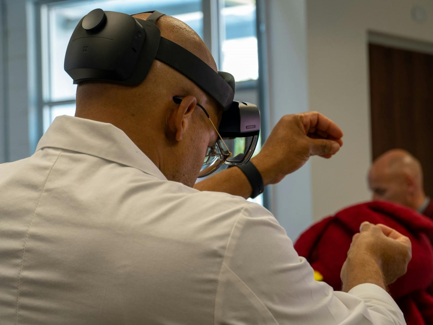 Assistant Professor of the School of Nursing Dwayne Alleyne leads a demonstration on performing surgeries using virtual technology on Sept. 16, 2022. Verizon has partnered with USC labs aiming to provide students with valuable experiences with industry-standard technology.&nbsp;