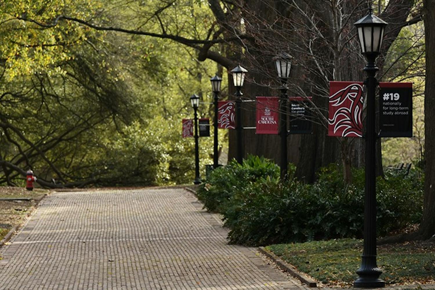 &nbsp;Lightposts line the edge of the Horseshoe with USC flags hanging on either side.&nbsp;