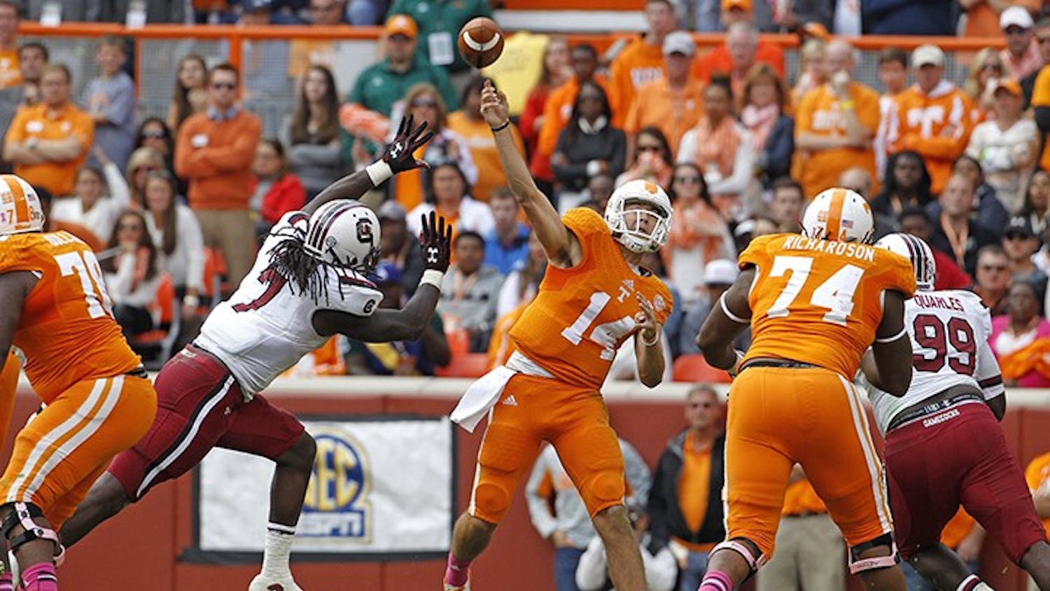South Carolina Gamecocks defensive end Jadeveon Clowney (7) pressures Tennessee Volunteers quarterback Justin Worley (14) in the fourth quarter. The Tennessee Volunteers defeated the South Carolina Gamecocks, 23-21, at Neyland Stadium in Knoxville, Tennessee, on Saturday, October 19, 2013. (Gerry Melendez/The State/MCT)
