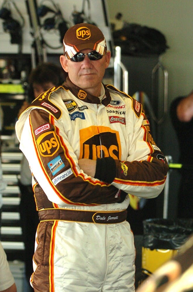 KRT SPORTS STORY SLUGGED: NASCAR KRT PHOTOGRAPH BY JOHN RAOUX/ORLANDO SENTINEL (MIAMI OUT) (February 16) DAYTONA, FL -- Dale Jarrett, who will be on the pole for the Daytona 500, takes a break in the garage while his crew works on his car at the Daytona International Speedway in Daytona Beach, Florida, on Wednesday, February 16, 2005. (mvw) 2005