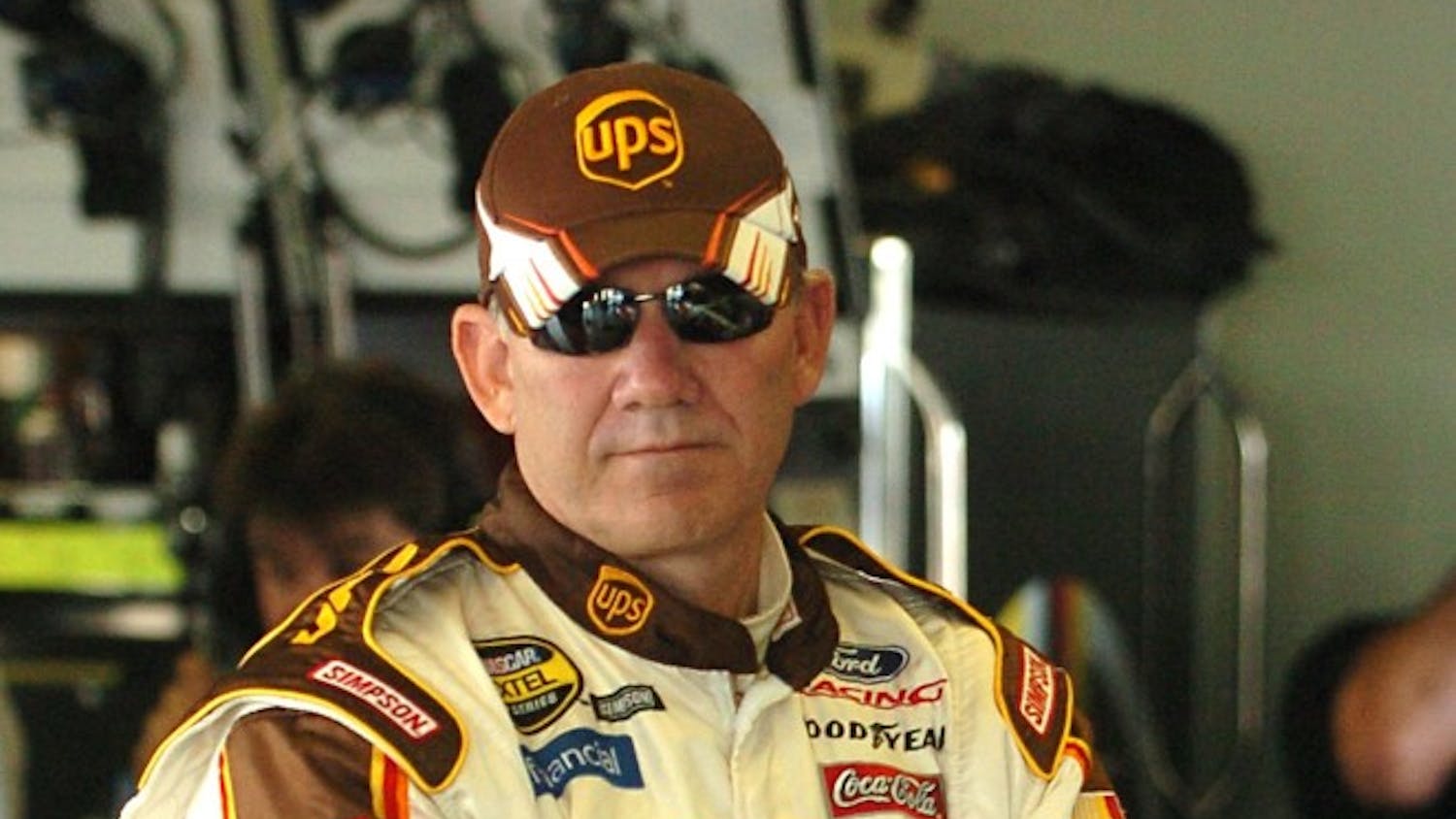 KRT SPORTS STORY SLUGGED: NASCAR KRT PHOTOGRAPH BY JOHN RAOUX/ORLANDO SENTINEL (MIAMI OUT) (February 16) DAYTONA, FL -- Dale Jarrett, who will be on the pole for the Daytona 500, takes a break in the garage while his crew works on his car at the Daytona International Speedway in Daytona Beach, Florida, on Wednesday, February 16, 2005. (mvw) 2005