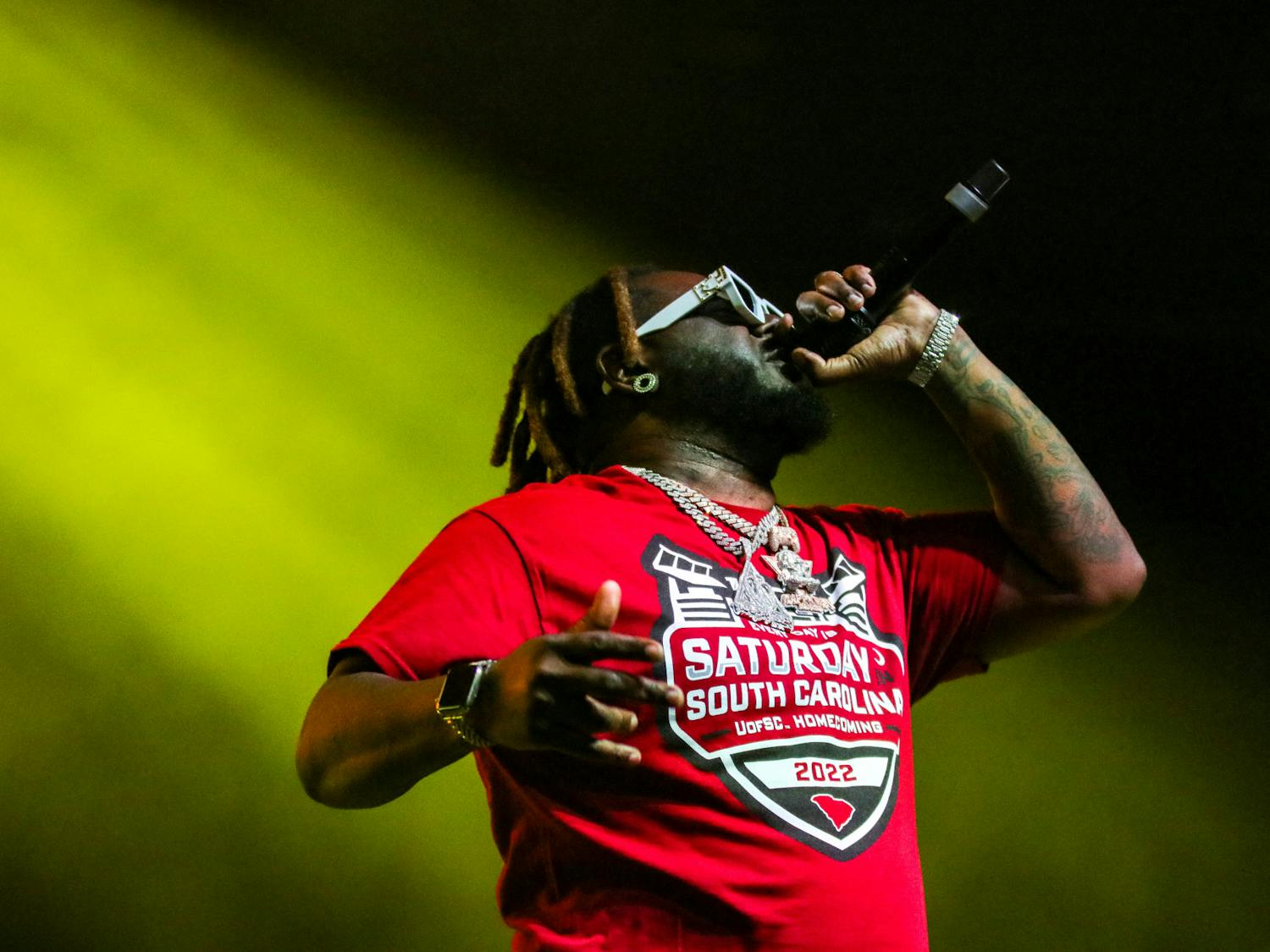 T-Pain performing at Cockstock on Oct. 21, 2022. With black and yellow lighting and background projected behind him, the set matched his performance of “Black and Yellow.” 