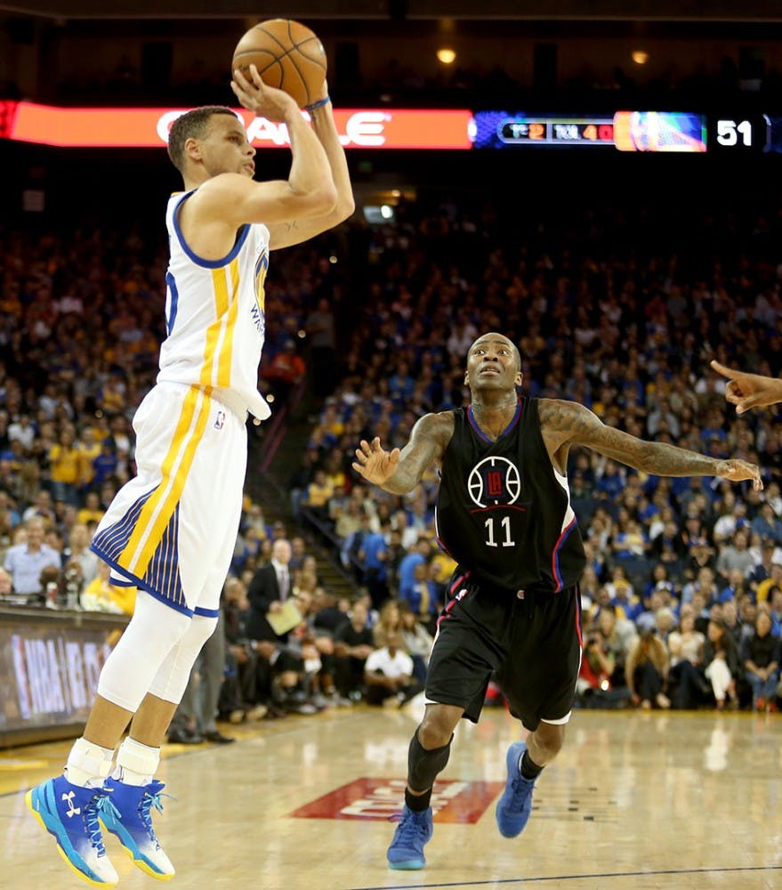 The Golden State Warriors&apos; Stephen Curry, left, shoots against the Los Angeles Clippers&apos; Jamal Crawford (11) in the second quarter at Oracle Arena in Oakland, Calif., on Wednesday, March 23, 2016. (Anda Chu/Bay Area News Group/TNS)