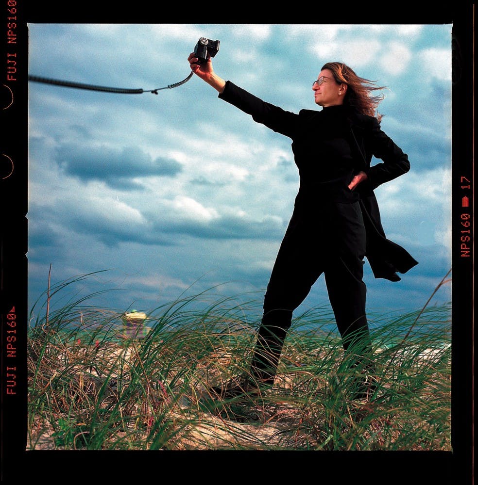 KRT BOOKS STORY SLUGGED: LEIBOVITZ KRT PHOTOGRAPH BY CHARLES TRAINOR, JR/MIAMI HERALD (SUN-SENTINEL, SOUTH FLORIDA OUT) (KRT12- January 12) Annie Leibovitz holds the photographers' strobe on a sand dune on South Beach. Her most famous phoographs are of famously rich people, but she is a chicken-soup kind of woman who gets nervous when she's on the other end of the lens. (MI) AP PL KD (Sq) (lde) -- NO MAGS, NO SALES --