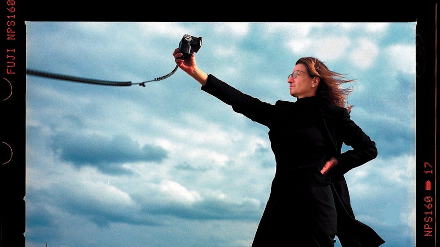 KRT BOOKS STORY SLUGGED: LEIBOVITZ KRT PHOTOGRAPH BY CHARLES TRAINOR, JR/MIAMI HERALD (SUN-SENTINEL, SOUTH FLORIDA OUT) (KRT12- January 12) Annie Leibovitz holds the photographers' strobe on a sand dune on South Beach. Her most famous phoographs are of famously rich people, but she is a chicken-soup kind of woman who gets nervous when she's on the other end of the lens. (MI) AP PL KD (Sq) (lde) -- NO MAGS, NO SALES --