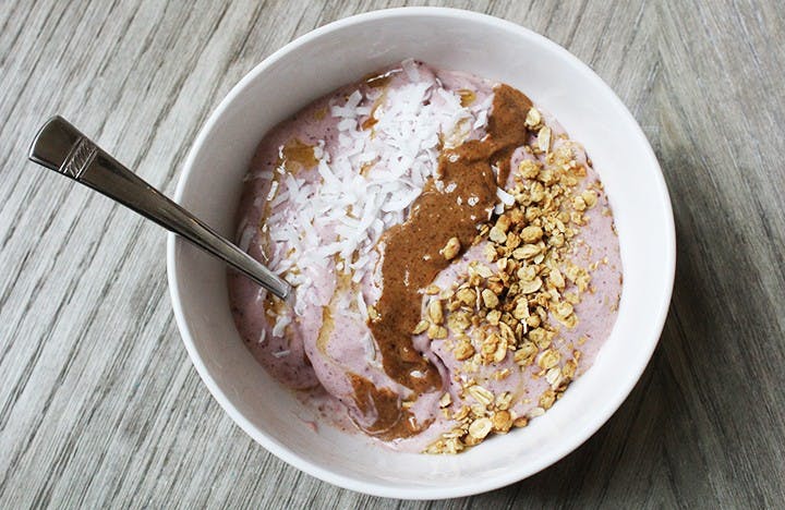 &nbsp;The banana and berry bowl is a a light meal that is packed with antioxidants. This bowl can be altered to fit one's personal taste.&nbsp;