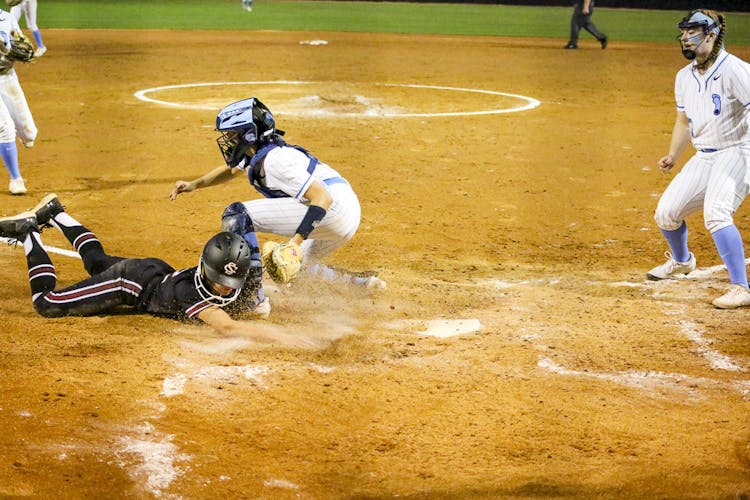 Florida baseball slides by Stetson in close victory during mid-week matchup