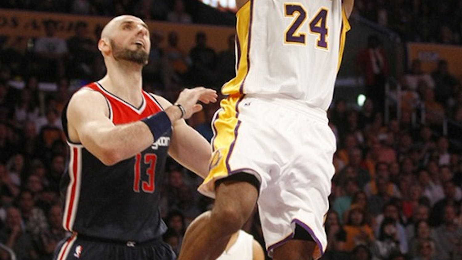 Los Angeles Lakers&apos; Kobe Bryant goes up for two against Washington Wizards&apos; Marcin Gortat on Sunday, March 27, 2016, at the Staples Center in Los Angeles. (Genaro Molina/Los Angeles Times/TNS)